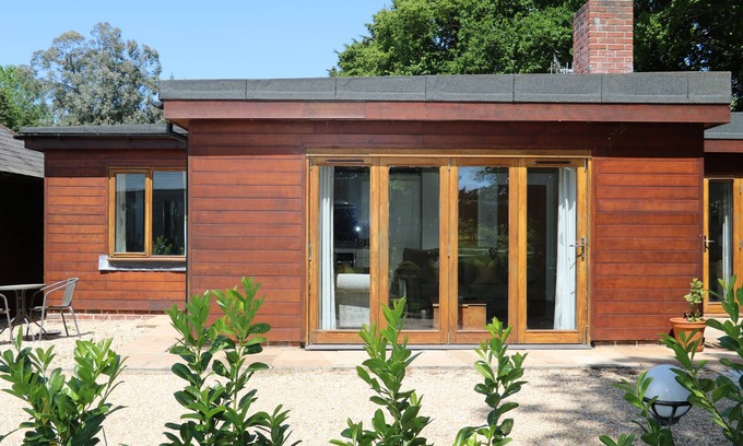 Fareham Cottage | BADGERS SETT, family friendly, with pool in Titchfield Common