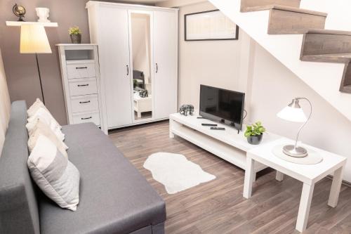 Belso-Ferencvaros Apartment | Bakáts Square Premium Apartment with AC