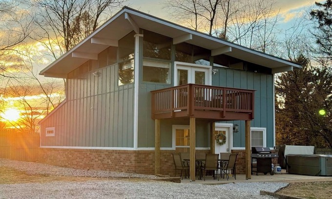 Millville House | Balcony-BBQ-Firepit-Hot tub-King-Full kitchen-TV