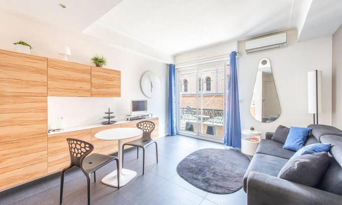 Nice City Centre Apartment | Balcony-Beautiful-Central-1 block beach-A.C-WIFI