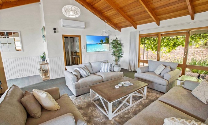 Metung House | Bancroft Haven - Nestled above the marina boasting views across Bancroft Bay