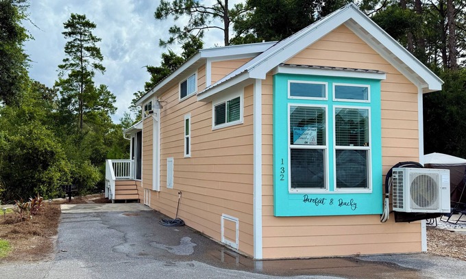 Carrabelle Cottage | Barefoot & Beachy! Cute, Cozy Cottage-Sleeps 4n