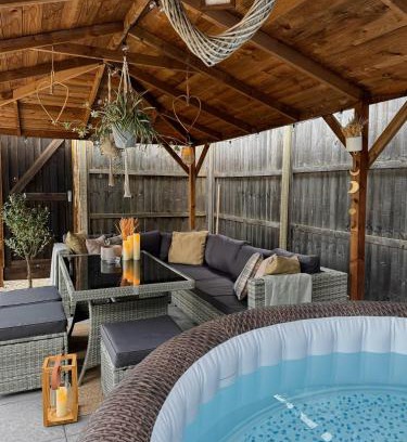 Goffs Oak House | Barn with Hot Tub