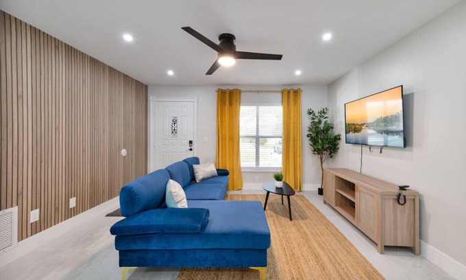 Saint Cloud Apartment | Basketball + Firepit + 20mi to Disney + in dwtn!