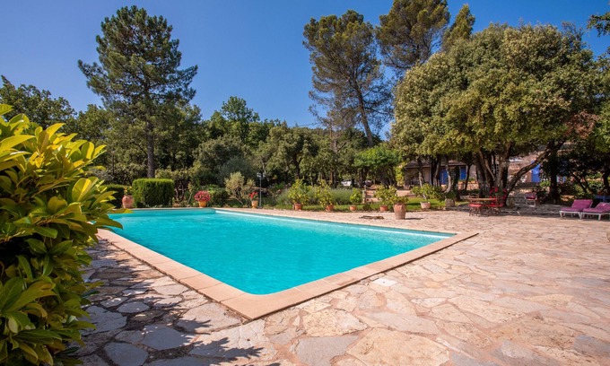 La Roquebrussanne Bed & Breakfast | Bastide Lou Pèbre d'Aï - Soleil des Collines