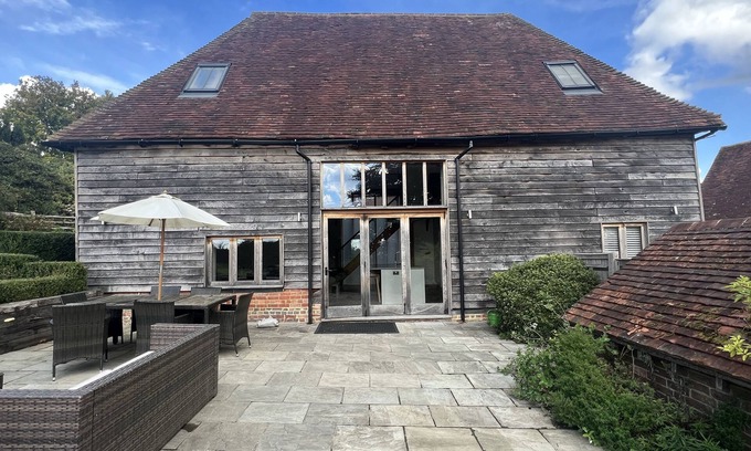 Chiddingstone Hoath House | BATTS BARN, pet friendly, character holiday cottage in Markbeech
