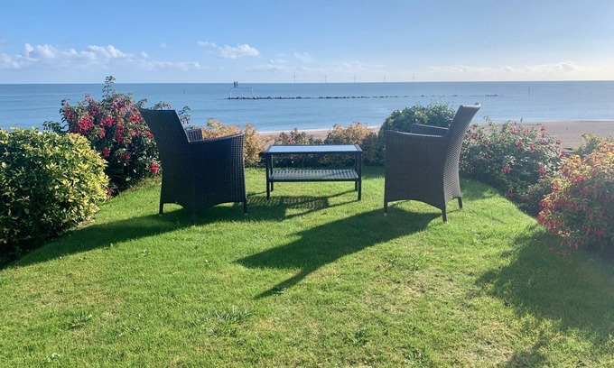 Woodhorn House | 'Bay View' Absolute Seafront 3 Bedroom House with Breath-taking Sea Views.