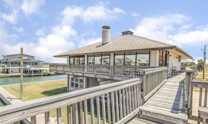 Galveston House | Bay VIEW RETREAT - SLEEPS 12 with BOAT HOUSE!