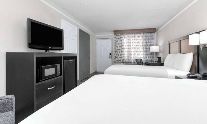 North Loop Hotel | Baymont by Wyndham Austin University Area