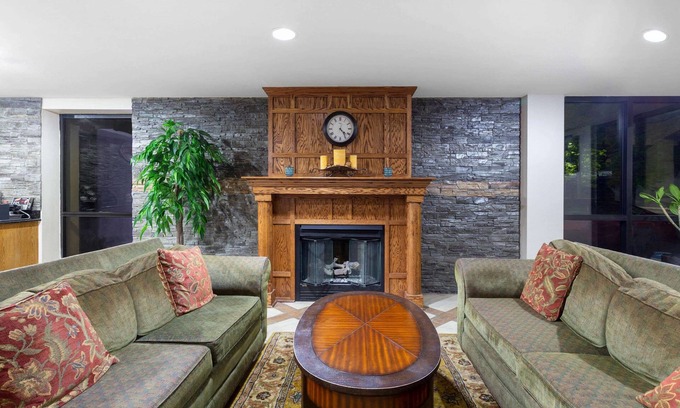 Elkhart Hotel | Baymont by Wyndham Elkhart