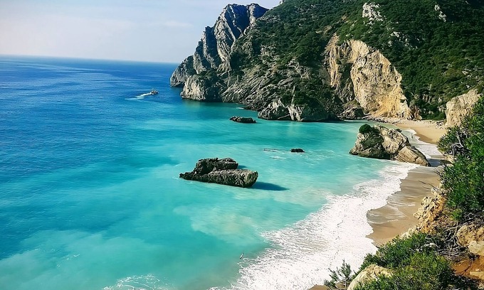 Praia das Macas House | Beach Adventures! Pet-friendly, Few Minutes’ Drive from Monserrate Palace!