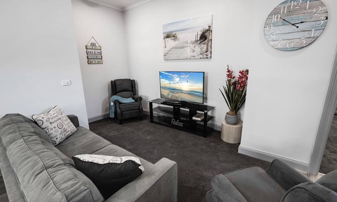 Lakes Entrance House | Beach and Lakes Cottage B - Located just 300m the footbridge to 90-mile beach
