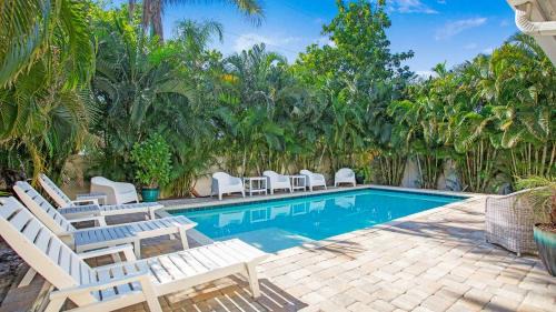 Naples Park House | Beach Bike Ride Salt Water Pool Sleeps 10