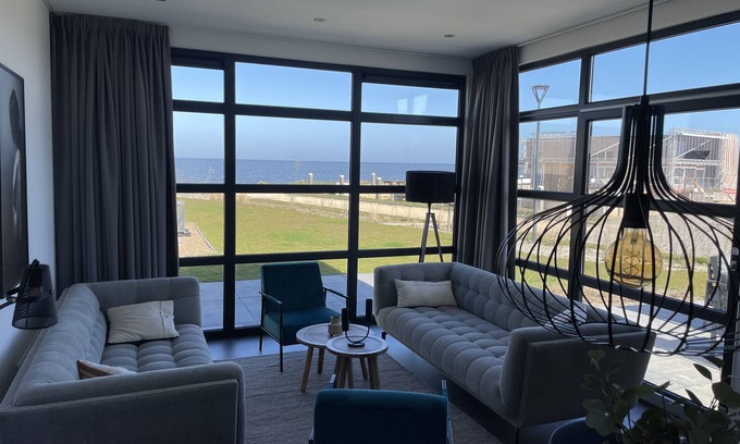 Enkhuizen Ski Chalet | Beach chalet on the Ijsselmeer, sea view, 2 bedrooms, dogs allowed