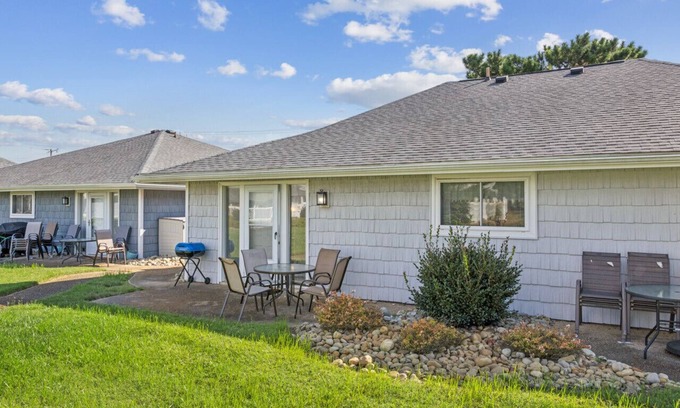 Northeast Virginia Beach Condo | Beach Condo w/Pool & Walkable to Beach