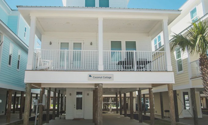 Gulf Shores House | Beach Cottage across the street from Gulf Shores waters!