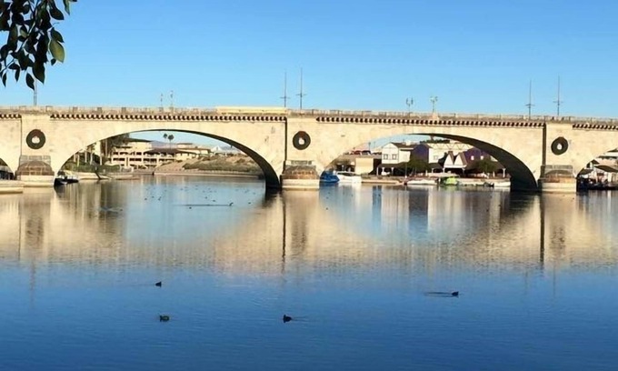 Lake Havasu City Condo | Beach Front Luxury Condo near Lake Havasu's London Bridge