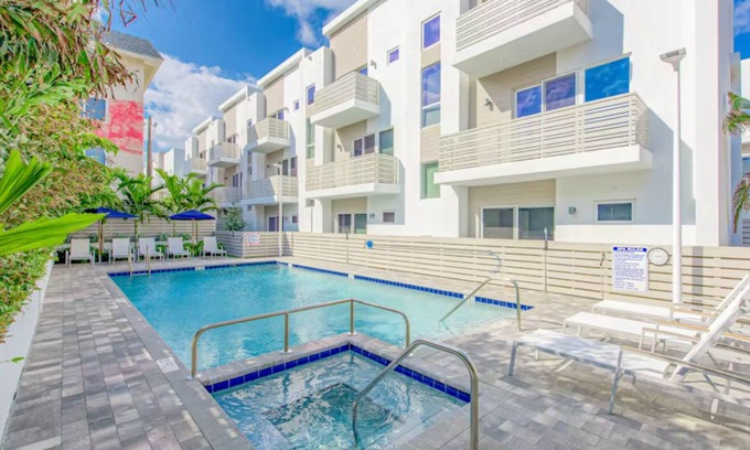 Pompano Beach House | Beach Getaway | 4BR w/Balconies | Steps from Sand