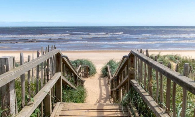 Mablethorpe House | Beach house 200m to beach.Stylish, Modern Sleeps 6. Suit Summer or Winter break