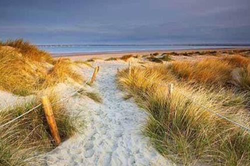 West Wittering Villa | Beach house & garden in idyllic village location