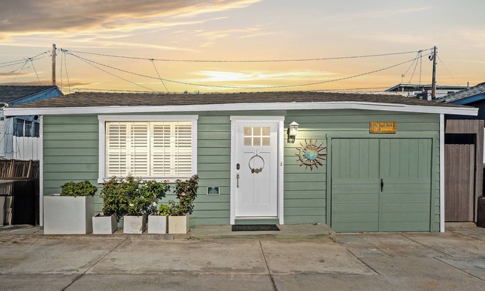 Silver Strand House | Beach House just 90 steps from the Sand + huge fenced backyard + Dogs Welcome!