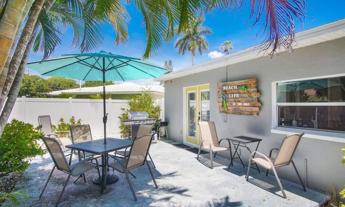 Redington Beach House | Beach Life by the Gulf- Charming & Fully Equipped!