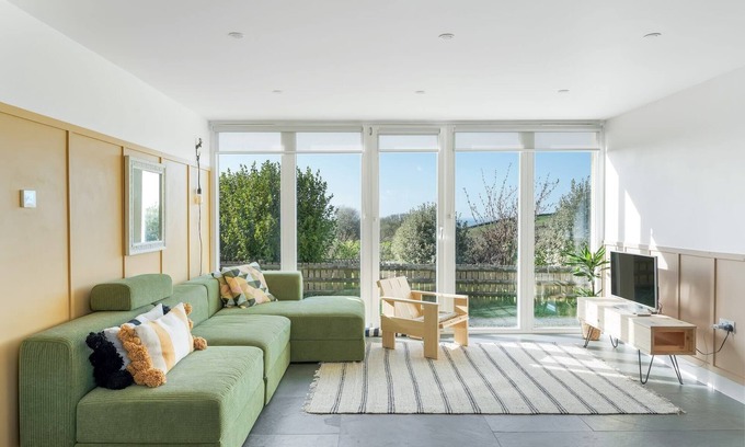 Poundstock House | Beach Life, Cabin-Vibes. Ocean views nr Bude