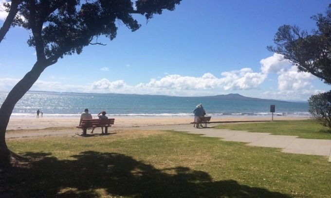 Murrays Bay House | Beach Lodge - Walk to beach and Shops