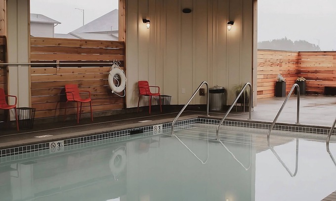 Long Beach Hotel | Beach Lover's Paradise! Indoor Pool, 2 Relaxing Units near Long Beach Peninsula!