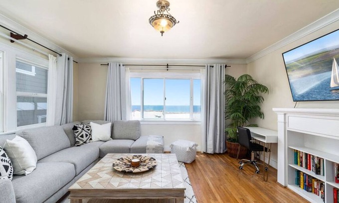 The Strand Condo | Beach Pad on The Strand Steps to the Pier