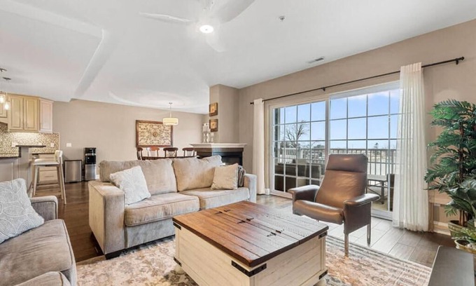 New Buffalo Condo | Beach - Pool - Gym - Walk to Shops & Restaurants | Heart of New Buffalo