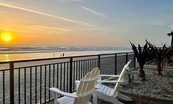 Daytona Beach Apartment | Beach 🏝️ Retreat Studio - Oceanfront 🌊 Pool & Tiki Bar 🍹with direct beach access