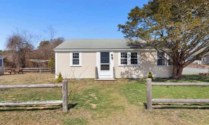 Dennis Port Cottage | Beach sticker with week long bookings!