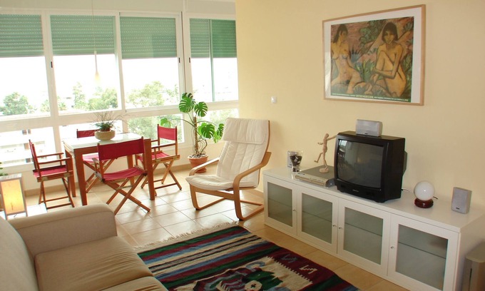Costa de Caparica Apartment | Beach, Surf and Lisbon. Enjoyable apartment with WiFi in Costa da Caparica.