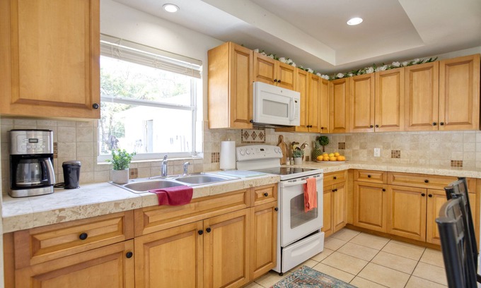 Sarasota Cottage | Beach-Themed Cozy Cottage Close to Downtown, Beaches, Pinecraft & Legacy Trail!