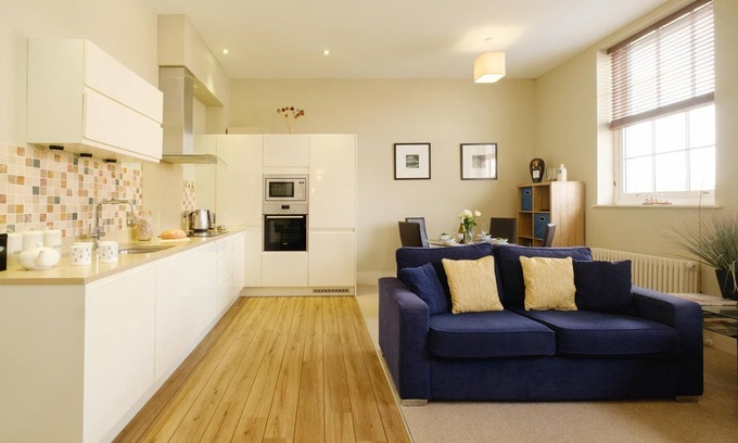 Aldeburgh Apartment | Beachcomber - sleeps 4 guests in 2 bedrooms