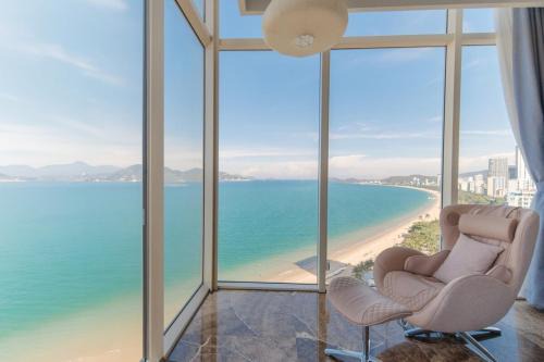 Tran Phu Beach Apartment | Beachfront, 4 bedrooms, for Big Family
