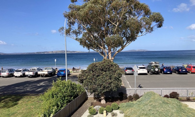 Kingston Beach Apartment | Beachfront accommodation located 20 meters to beach, local restaurants and bars.