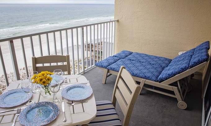 Gulf Shores Condo | Beachfront Condo - Hot Tub/Pool, Cov’d Res'd Parking