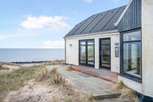 Lonstrup House | Beachfront Cottage With Panoramic View
