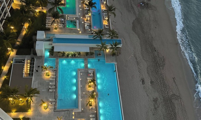 Las Glorias Condo | Beachfront Harbor 171 - Casa Lollie 18th floor