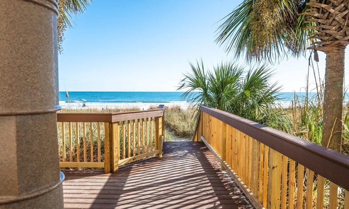 Crescent Beach Condo | Beachfront stay w/balcony & hot tubs
