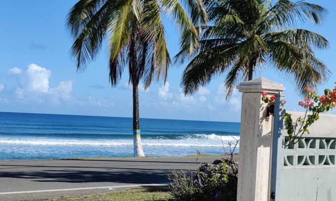 Guaniquilla Apartment | Beachfront, Walk to Restaurants & Surfing area, WIFI, SolarPower, Gated, Parking