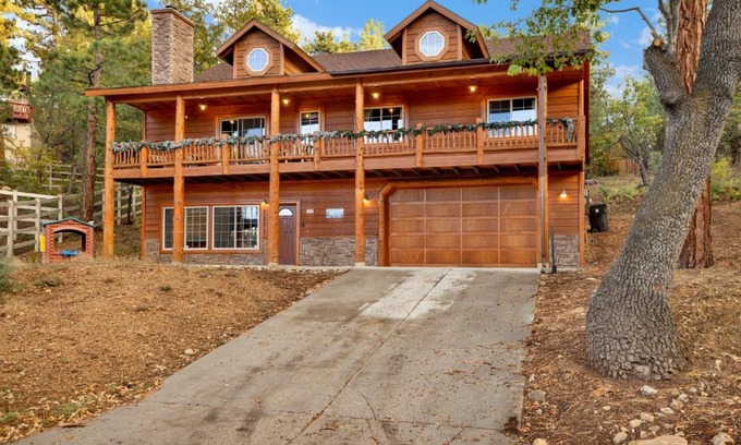 Upper Moonridge House | Bear Creek Lodge- Incredible Log Cabin Chalet- Hot Tub- Games- Wet Bar- Pets Ok