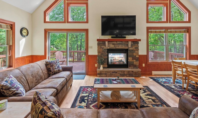 Lake Harmony Estates House | Bear Paw Lodge by AvantStay | Hot Tub, Deck, & Fire Pit