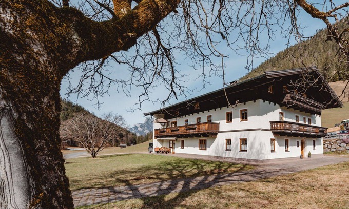 Sankt Martin bei Lofer Villa | Beautiful apartment in villa for 2 people with TV, balcony and pets allowed