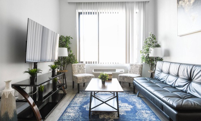 Elizabeth Apartment | Beautiful 1BR Close to Airport 7677