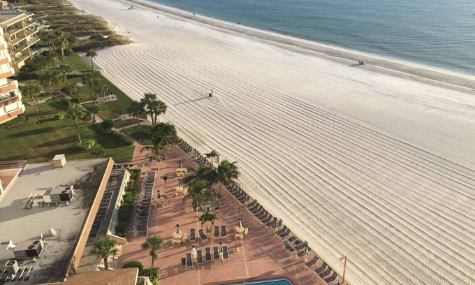 Redington Shores Condo | Beautiful 2/BD 2/BA Right on the Beach!