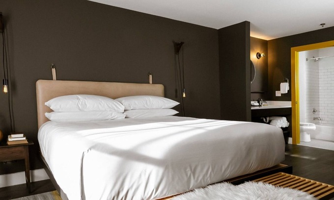 Rutledge Hill Hotel | Beautiful 2 Bedroom Suite: Downtown Nashville w/Full Kitchen & Living Room