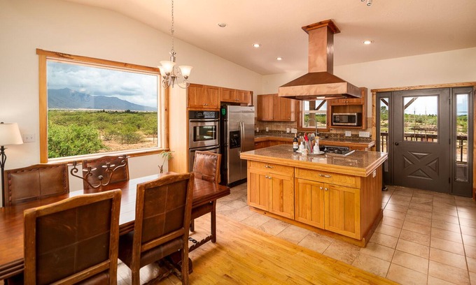 Hereford House | Beautiful 2 Story with Mountain Views
